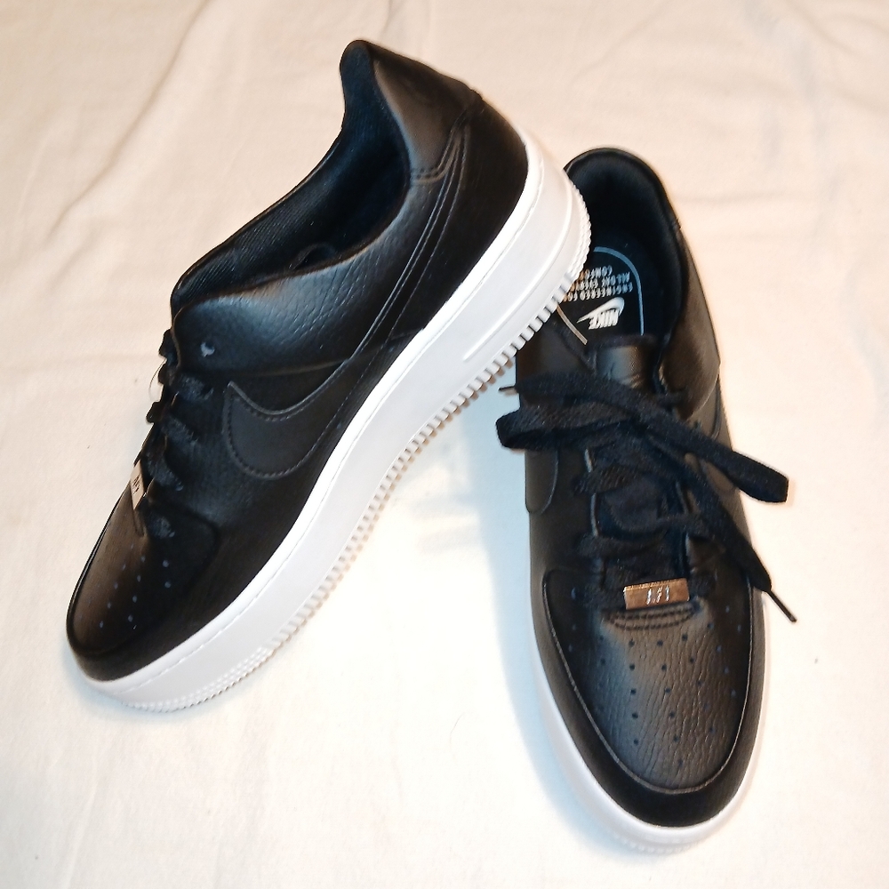 NWOT Sz.10 Womens Nike Air Force 1 Sneakers